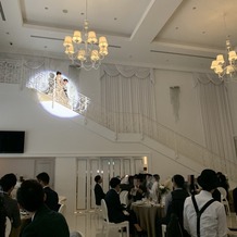 アルカンシエル luxe mariage大阪の画像｜選んだ披露宴会場には長い階段があり、再入場のときはこちらから入場させて頂きました