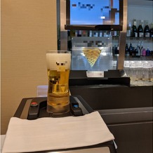 アルカンシエル luxe mariage大阪の画像｜グラスの下からビールが吹き出して注がれる珍しいサーバー