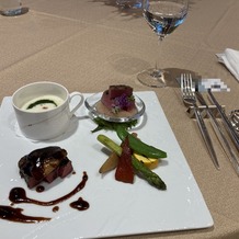 アルカンシエル luxe mariage大阪の画像｜メインのお肉料理を食べ比べ、私たちは奥の梅ソースのお肉が好みでした。