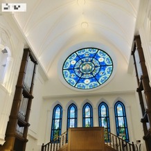 アルカンシエル luxe mariage大阪の画像｜天井が高く、ステンドグラスがとても印象的なチャペル