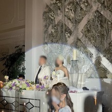 アルカンシエル luxe mariage大阪の画像｜背景の品のあるお花がステキ