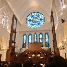 アルカンシエル luxe mariage大阪の画像｜天井が高くステンドグラスがきれいでした。