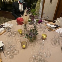 ザ・ガーデンオリエンタル・大阪の画像｜テーブル装花です。ナンバープレートは手作りです