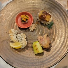ザ・ガーデンオリエンタル・大阪の画像｜アレルギー対応メニュー
通常メニューのフォアグラ寿司は一皿でくるのにこちらは極少。