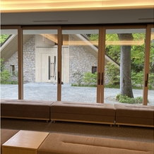 ザ・ガーデンオリエンタル・大阪の画像｜ゲストの待合室内からのチャペルが見える景色