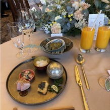 ザ・ガーデンオリエンタル・大阪の画像｜新郎新婦のテーブルのお花の飾り付け