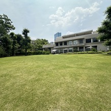 ザ・ガーデンオリエンタル・大阪の画像｜広々とした庭でゴルフ場かと思うくらい整った環境です。