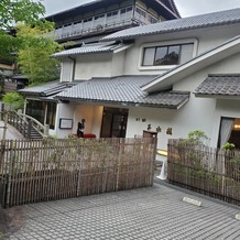 菊水楼(THE KIKUSUIRO NARAPARK)の画像｜駐車場と正門