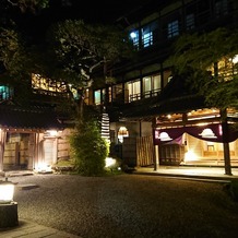 THE KIKUSUIRO NARA PARK （菊水楼）の画像｜日が暮れた、建物の外装