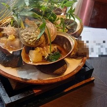 菊水楼(THE KIKUSUIRO NARAPARK)の画像｜鮑の貝殻で作ったお鍋。蓮根餅入り。
料理長が運んでくださった。