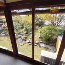THE KIKUSUIRO NARA PARK （菊水楼）の画像｜傘の間から見えるお庭です