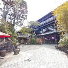 THE KIKUSUIRO NARA PARK （菊水楼）の画像｜正門をくぐってすぐ見える建物の外観です