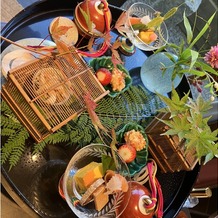THE KIKUSUIRO NARA PARK （菊水楼）の画像｜ずわい蟹の胡麻和え、あられ揚げ等
料理長が育てた可愛らしい植物を添えて