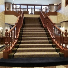 若宮の杜　迎賓館（名古屋観光ホテル）の画像｜入口正面の階段