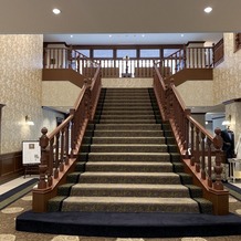 若宮の杜　迎賓館（名古屋観光ホテル）の画像｜大階段　ドレスが映えるシックなデザインのフォトスポットです