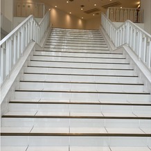ララシャンス HIROSHIMA迎賓館の画像｜フラワーシャワーをする階段
