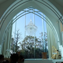 ララシャンス HIROSHIMA迎賓館の画像｜シャンデリアが大きく奥がガラス張りで開放感溢れるチャペル