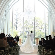 ララシャンス HIROSHIMA迎賓館の画像｜光が入る全面窓ガラスの挙式会場