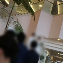 ホテルヒューイット甲子園の画像｜ロビーの階段を降りてフラワーシャワー