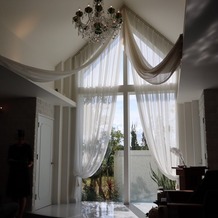 シャトー　ラ・パルム・ドールの画像｜正面の窓から光がはいるととても幻想的です