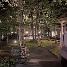 KYUKARUIZAWA KIKYO, Curio Collection by Hilton（元 旧軽井沢ホテル）の画像｜中庭