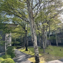 KYUKARUIZAWA KIKYO, Curio Collection by Hilton（元 旧軽井沢ホテル）の画像｜中庭です。