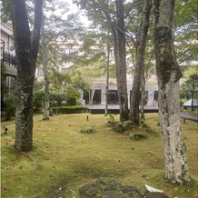 KYUKARUIZAWA KIKYO, Curio Collection by Hilton（元 旧軽井沢ホテル）の画像｜中庭の雰囲気です。