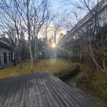 KYUKARUIZAWA KIKYO, Curio Collection by Hilton（元 旧軽井沢ホテル）の画像｜静かな中庭。ここからチャペルにも披露宴会場にも行けます