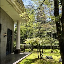 KYUKARUIZAWA KIKYO, Curio Collection by Hilton（元 旧軽井沢ホテル）の画像｜中庭