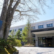 KYUKARUIZAWA KIKYO, Curio Collection by Hilton（元 旧軽井沢ホテル）の画像｜ホテルの玄関です