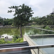 KOTOWA　奈良公園　Premium Viewの画像｜披露宴会場からテラスに出たところ。