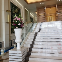 ＡＮＥＬＬＩ 長岡（アネーリ 長岡）の画像｜挙式会場に繋がる階段。水が横に流れています。