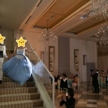 ＡＮＥＬＬＩ 長岡（アネーリ 長岡）の画像｜お色直し後のカラードレスで階段を歩く新郎新婦