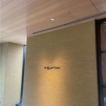 THE TENDER HOUSE（ザ テンダーハウス）の画像｜こちらでもたくさん写真を撮っていただきました。黄色い壁かわいい。