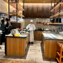 THE TENDER HOUSE（ザ テンダーハウス）の画像｜会場内のライブキッチンは、ほどよいガヤガヤ感があり、会場のカジュアルさを高めてくれました。