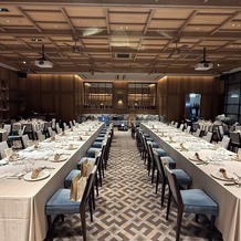 THE TENDER HOUSE(ザ テンダーハウス)の画像|流しテーブルと丸テーブルの組み合わせで90名のゲストが着席