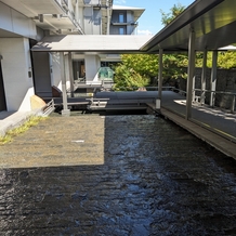 ザ・リッツ・カールトン京都の画像｜入口前の川