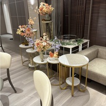 FORTUNE IN THE TERRACE（フォーチュン イン ザ テラス）の画像｜披露宴会場２
白を基調とした部屋で、どのドレスにも合いそうな高砂と感じました