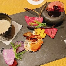 Los Angeles balcony（ロサンジェルスバルコニー）の画像｜お肉とお魚料理をひとつのプレートに
三浦野菜も添えて