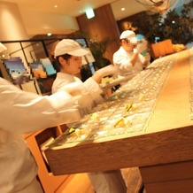 Los Angeles balcony（ロサンジェルスバルコニー）の画像｜コースの一品を準備中