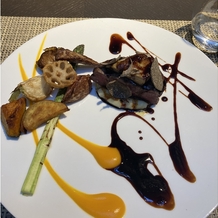 ストリングスホテル東京インターコンチネンタルの画像｜フォアグラのトリュフ添えと、焼き野菜の2種のソースを試食しました。味は安定して美味しいです。