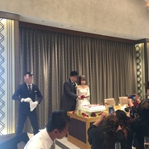 ザ ストリングス 博多の画像｜披露宴会場でウェディングケーキを切るときの写真です。