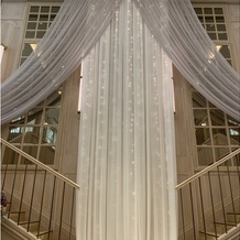 インスタイルウェディング京都（InStyle wedding KYOTO）の画像｜Y字階段から降りて来れるのがお姫様気分を味わえそう