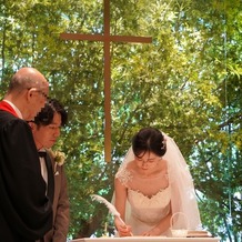 インスタイルウェディング京都（InStyle wedding KYOTO）の画像｜バックのグリーンが。季節によって変わりましはれ