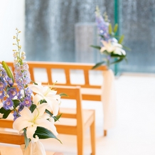 ＭＡＴＳＵＹＡＭＡ ＭＯＮＯＬＩＴＨ（松山モノリス）の画像｜ゲスト椅子装花