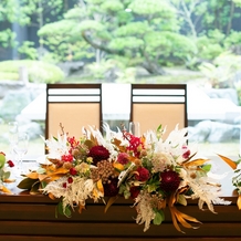 ＭＡＴＳＵＹＡＭＡ ＭＯＮＯＬＩＴＨ（松山モノリス）の画像｜メインテーブル装花