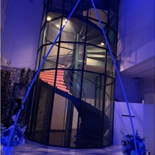 ＰＯＰＣＯＲＮ　ＫＯＢＥ（ポップコーン　神戸）の画像｜ブルーの挙式場
螺旋階段から降りて登場するそうです