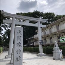 大國魂神社　結婚式場の画像｜駅からすぐ見える神社につながる入り口