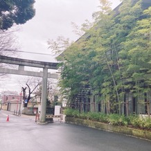 大國魂神社　結婚式場の画像｜駐車場入り口