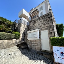 葉山ホテル音羽ノ森　別邸の画像｜バス停かは歩いてきた時に見えた建物外観です。